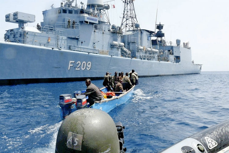 Közös katonai és jogi fellépés a kalózkodás ellen 