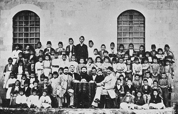 Török miniszter egy örmény iskolában 