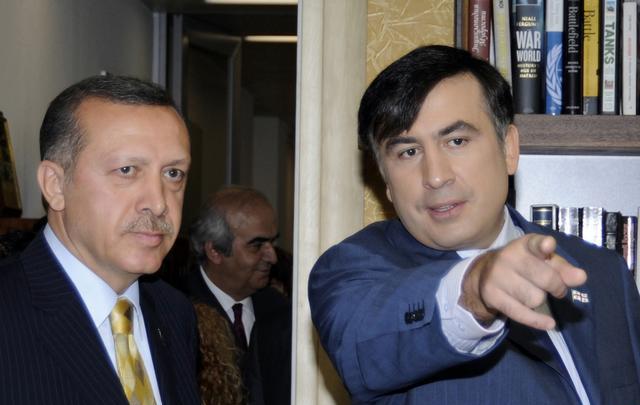 Szaakasvili kitüntette a török miniszterelnököt 