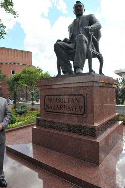 Átadták Nazarbajev szobrát Ankarában