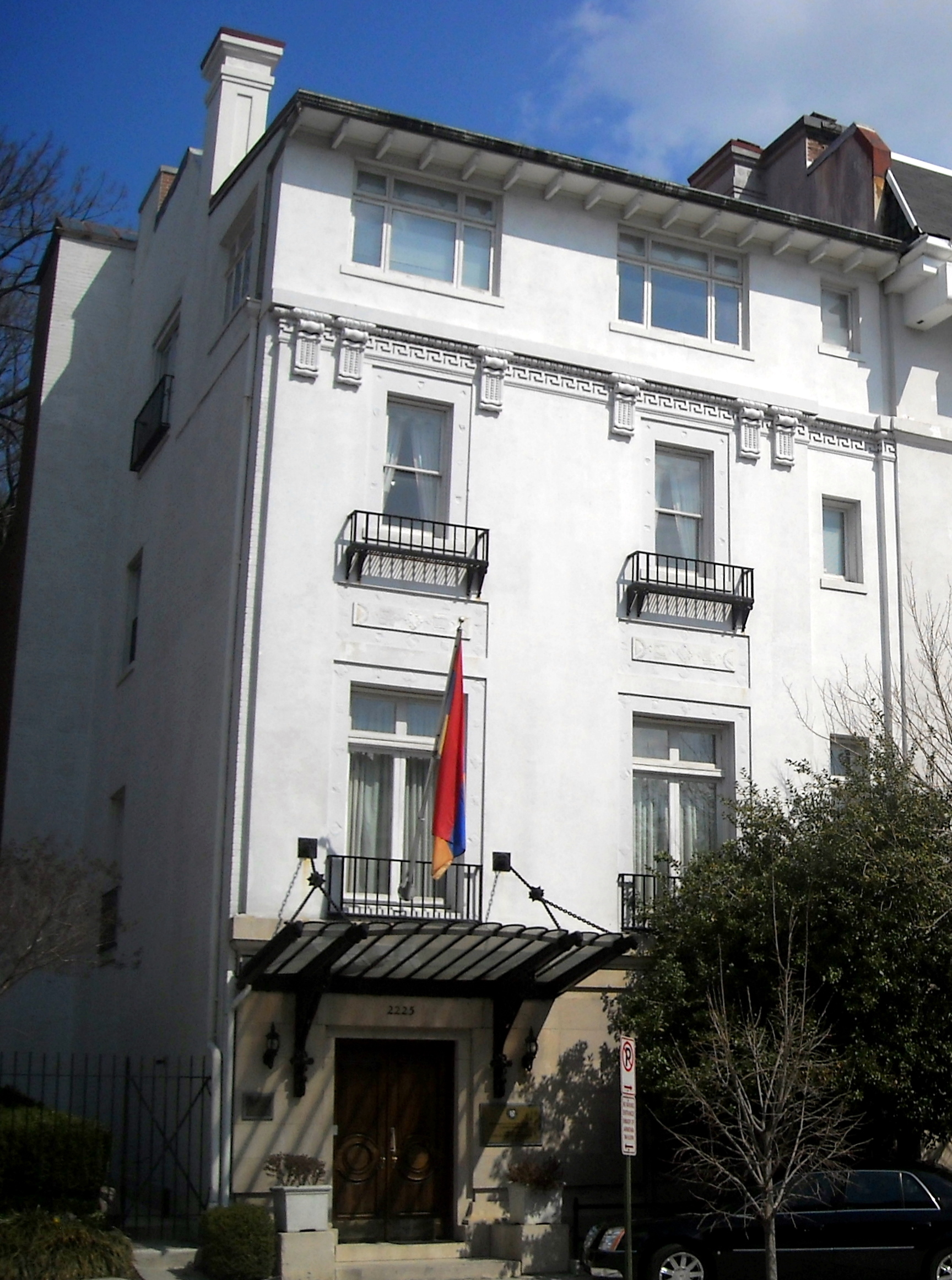 Örmény nagykövetségek Tokióban és Hágában 