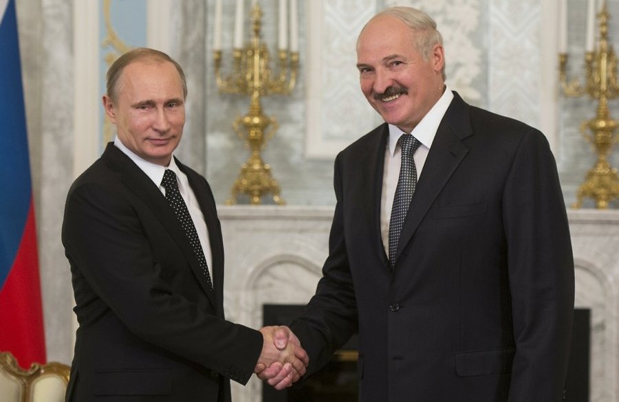 Lukasenko kifarol Oroszország mögül