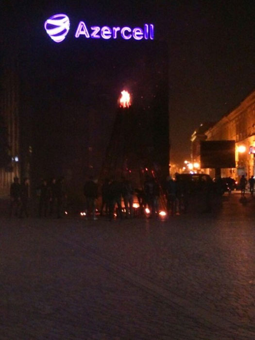 Baku: felgyújtották az újévi fenyőt