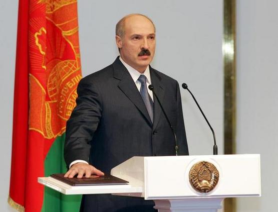 Lukasenko lába alól kicsúszik a talaj? 