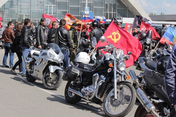 Tüntetés Kijevben, orosz motorosok Luganszkban 