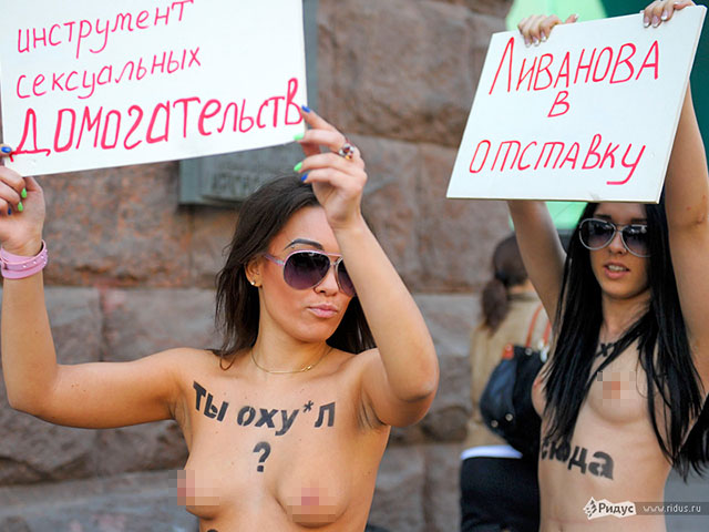 Félmeztelen diáklányok tüntettek Moszkvában