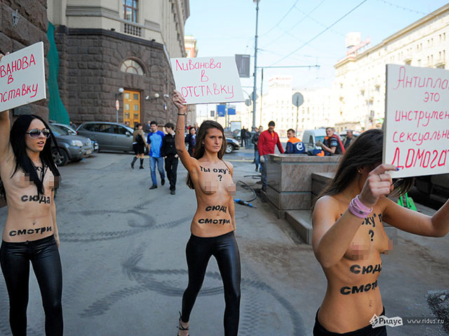Félmeztelen diáklányok tüntettek Moszkvában