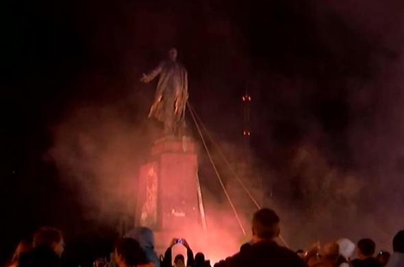 Harkovban is ledöntötték Lenin szobrát