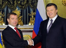Árverésen Janukovics koszorúja
