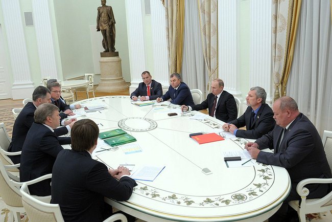 Putyin a Dumán kívüli pártok vezetőivel tárgyalt