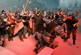 EU: nem voltak "békések" a kijevi tüntetők