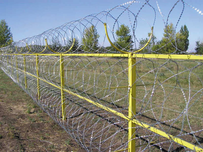 Szögesdrótot húznak az orosz-ukrán határon