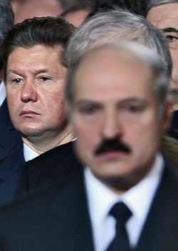 Lukasenko kénye-kedvére fizet