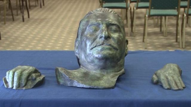 Elkelt Sztálin bronz halotti maszkja