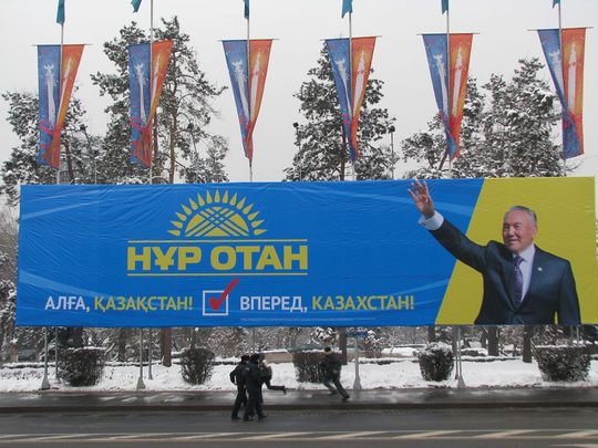 Nazarbajev meghajol a nép akarata előtt