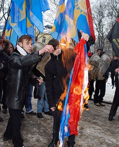 Orosz zászlót égettek Kijevben 