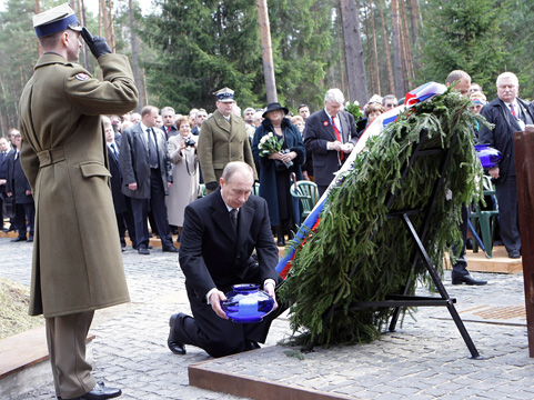 Putyin térdre ereszkedett Katynban