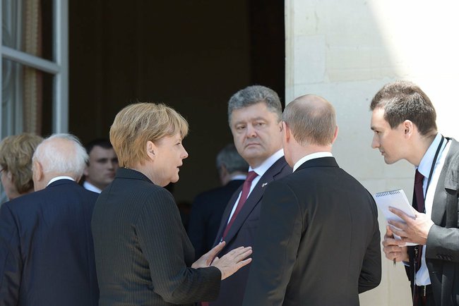 Porosenko és Putyin kezet fogott