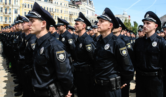 Megújuló ukrán rendőrség, blokád alatt a Krím