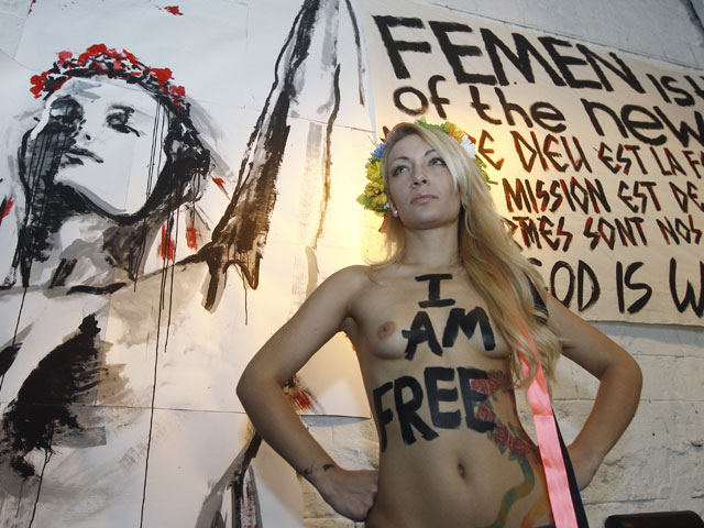 A FEMEN ellen tüntettek Párizsban