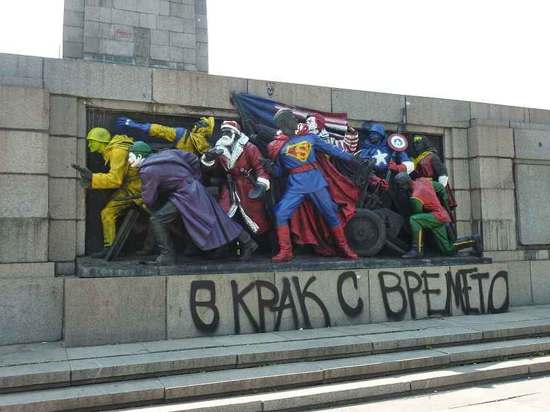 Átpingálták a szófiai szovjet emlékművet 