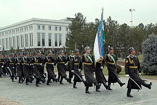 Üzbég csapatösszevonás a tadzsik határon 